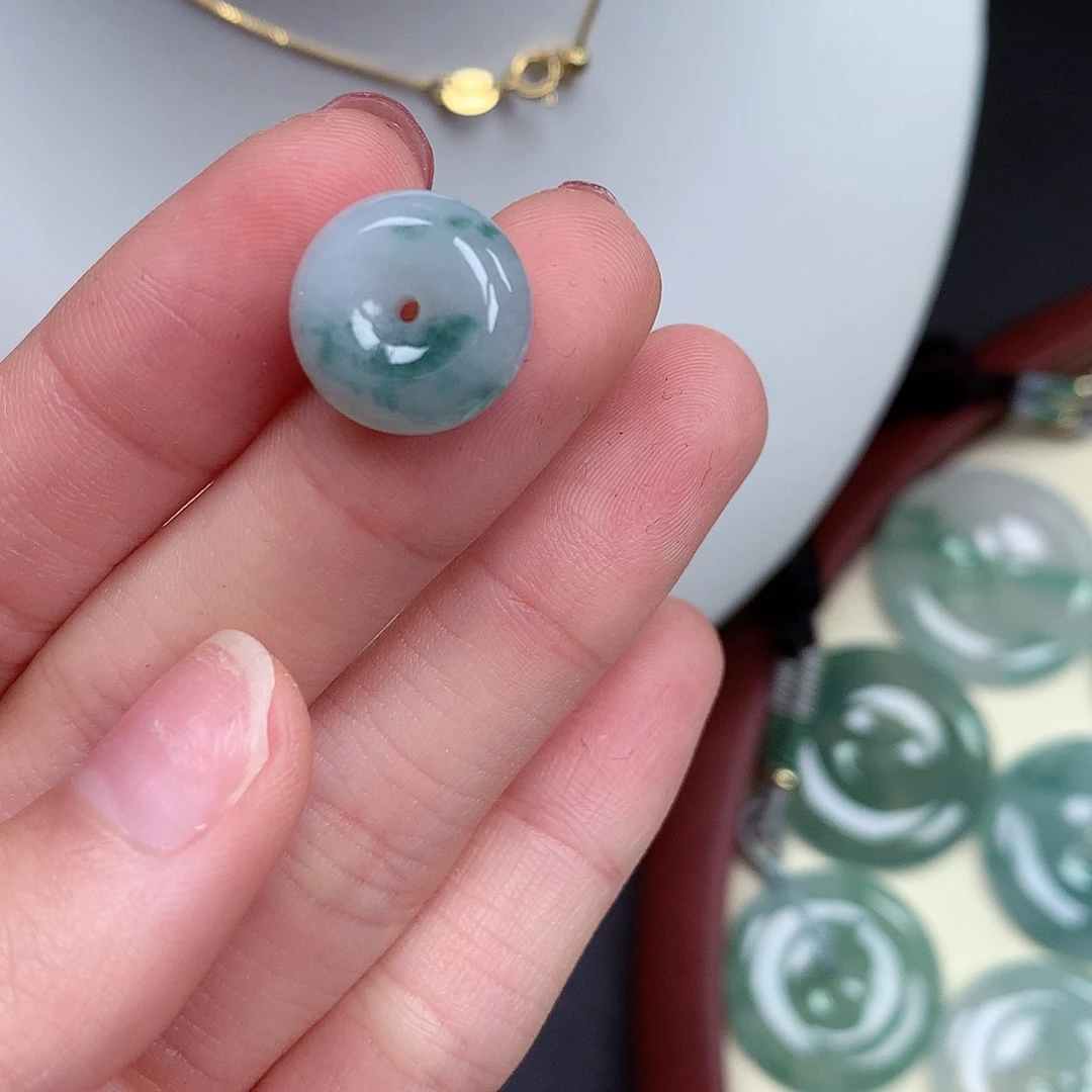 翡翠颈饰未镶嵌K****N平安扣