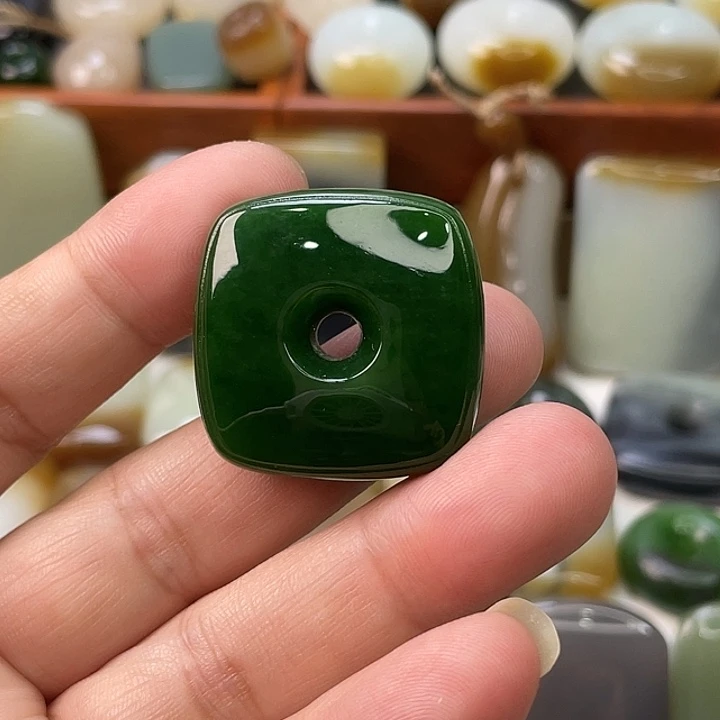 颈饰未镶嵌和田玉（碧玉）