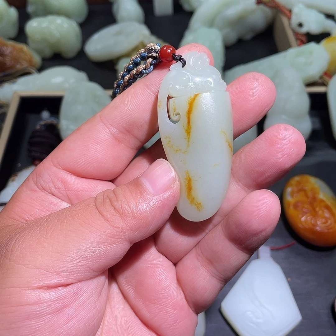 徒***劳和田玉未镶嵌颈饰