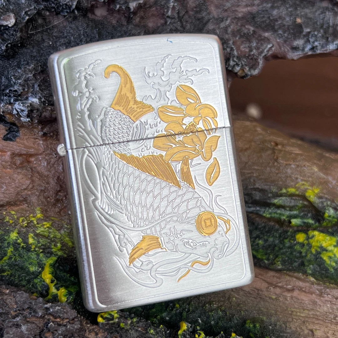 【火机云仓】ZORRO荷花鲤鱼双色包银煤油打火机