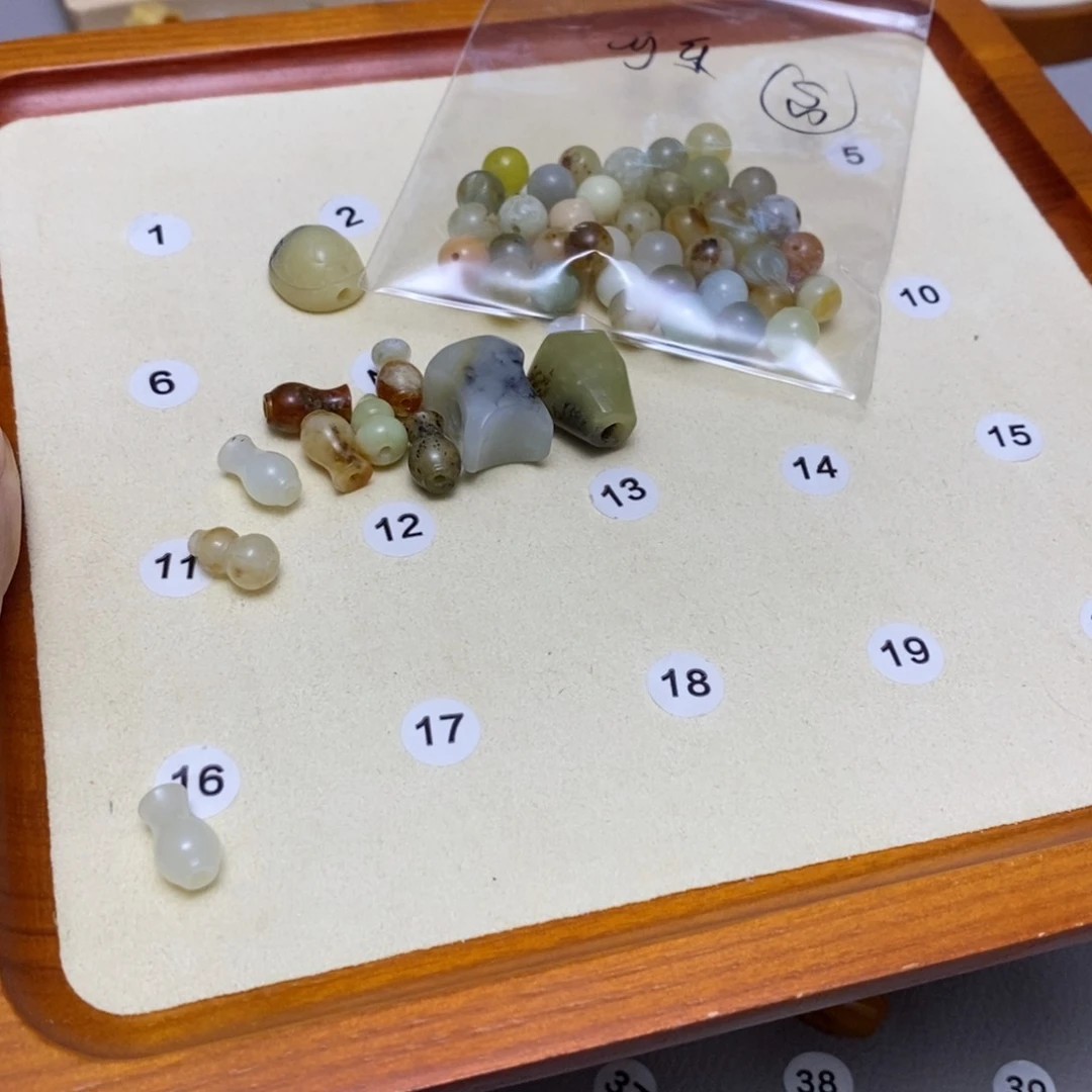 蛇纹石玉配饰合金可**@