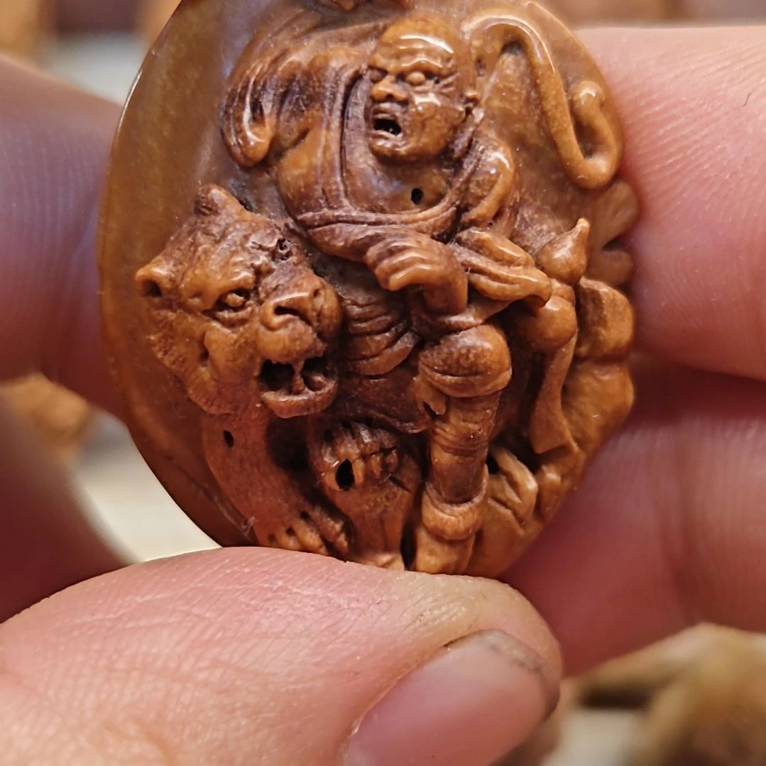 桃核纯手工雕刻伏虎罗汉