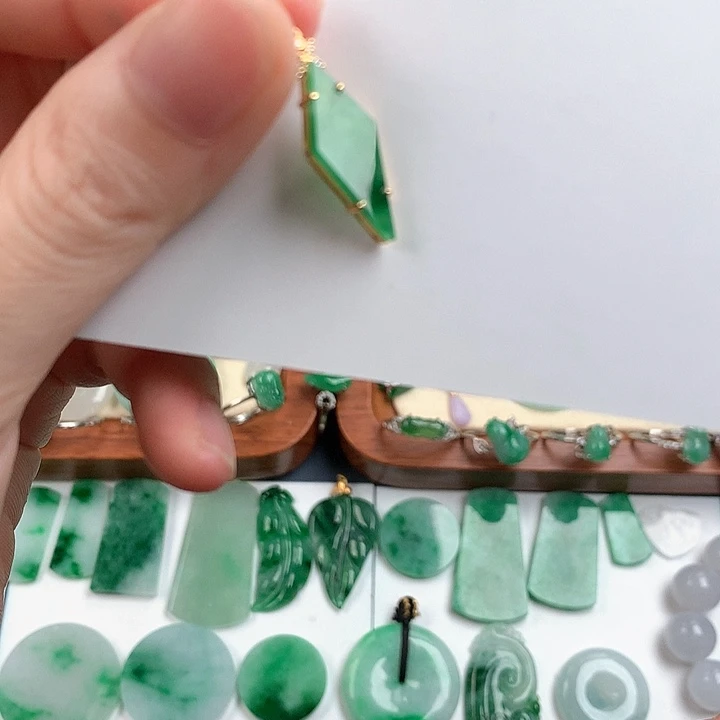 颈饰18K金镶嵌翡翠8744787……是