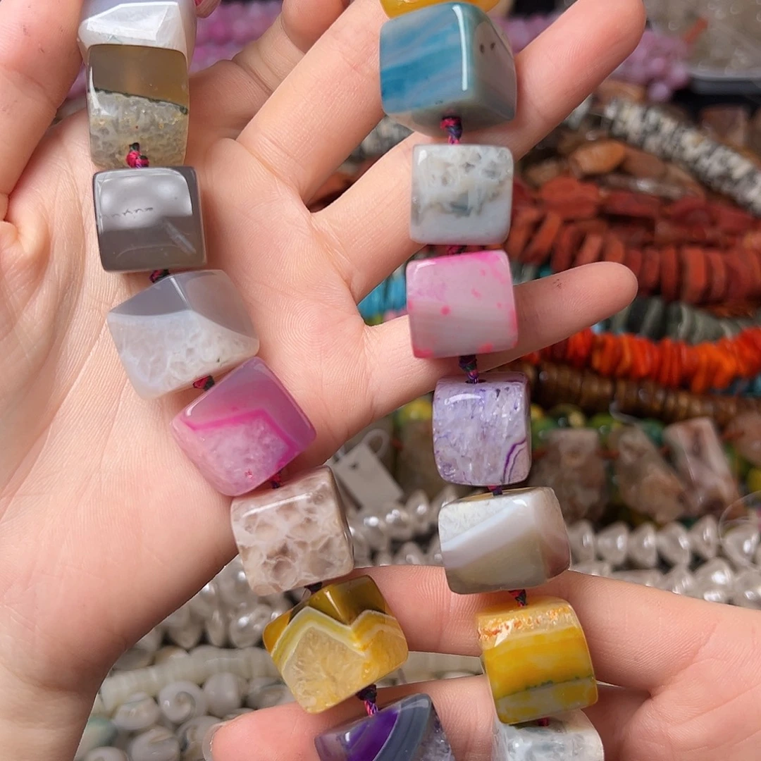 玛瑙/玉髓合金珠宝半成品N583。 17m天然七彩水晶玛瑙共生方糖一条