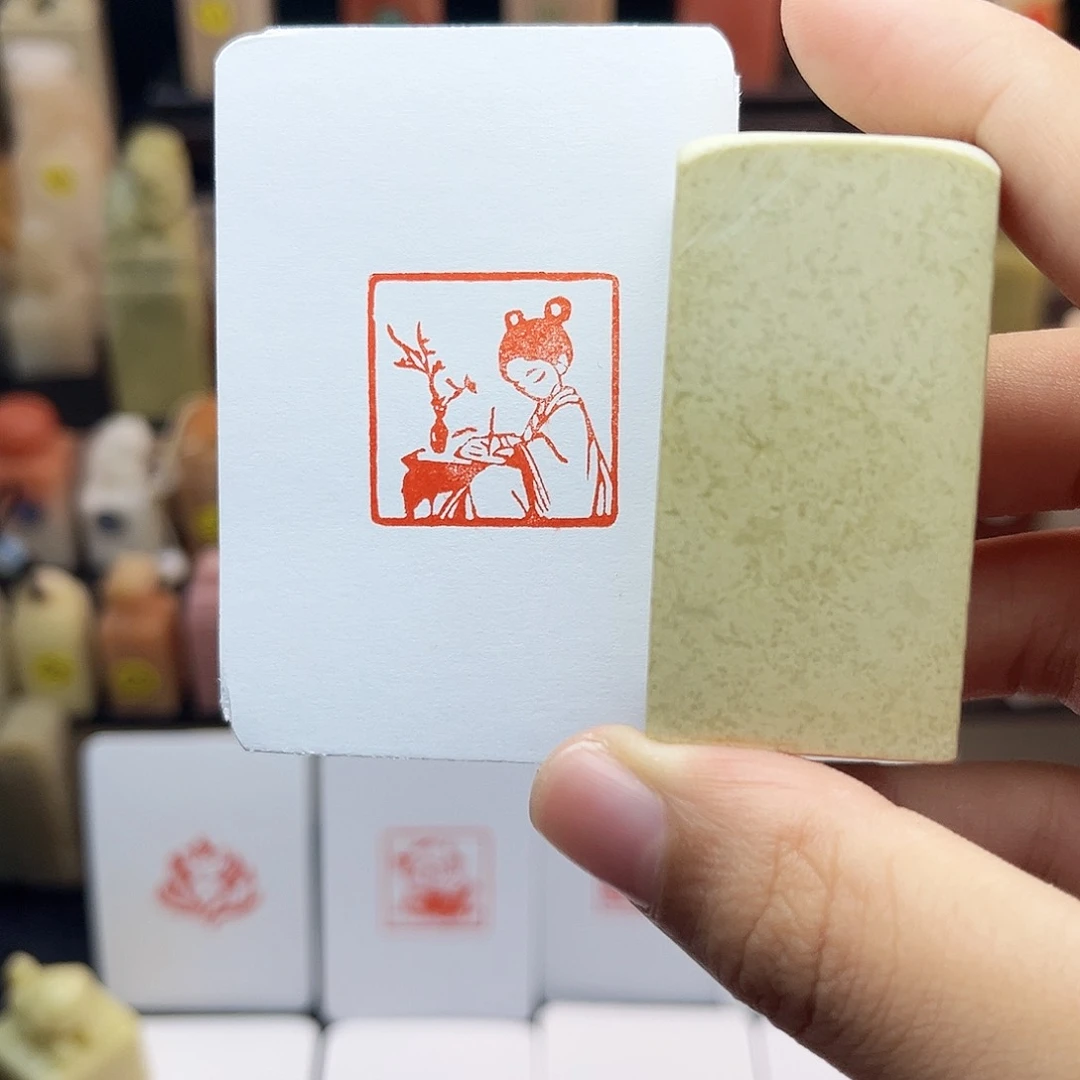 寿山石印石2.5写字女生 手工篆刻