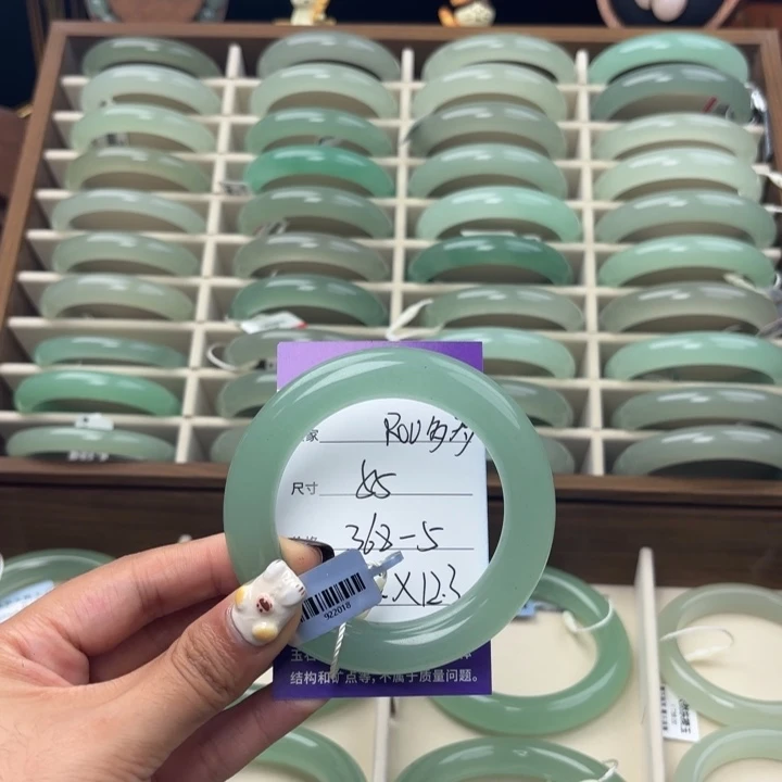 东陵石未镶嵌手镯