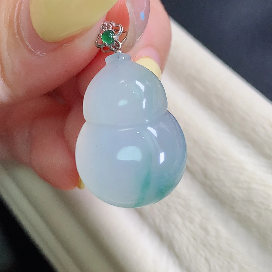 颈饰18K金镶嵌翡翠葫芦