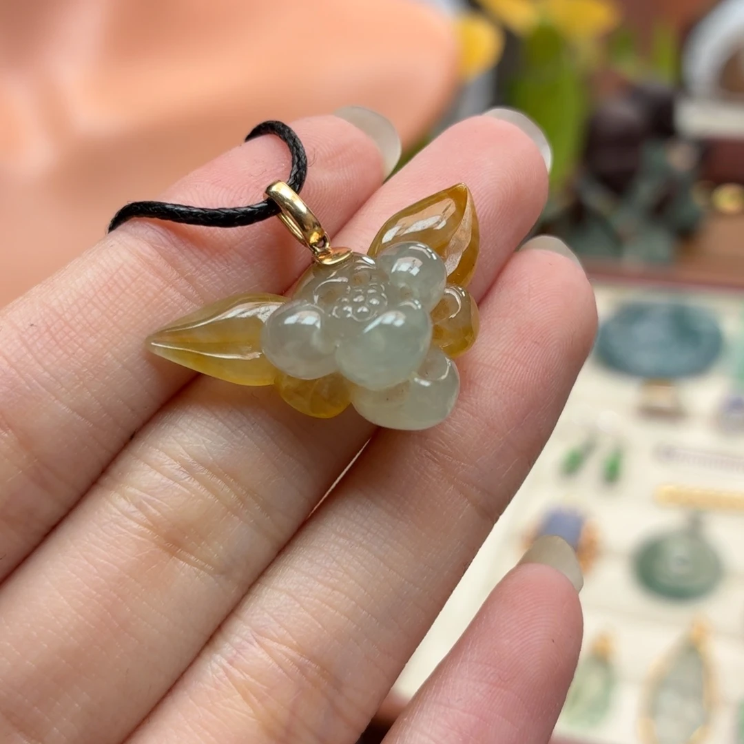 翡翠18K金镶嵌颈饰吊坠