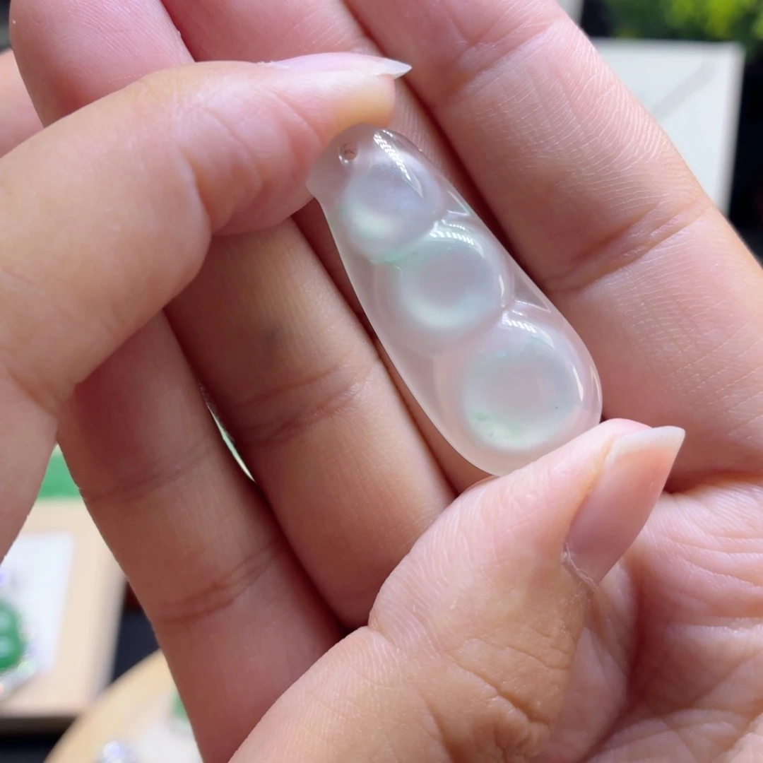 石英质玉（非洲翠）未镶嵌颈饰