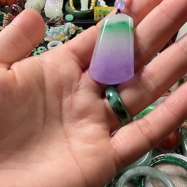 翡翠未镶嵌颈饰翡翠未镶嵌颈饰