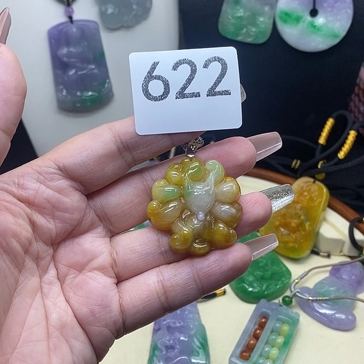 翡翠未镶嵌吊坠(赠链)