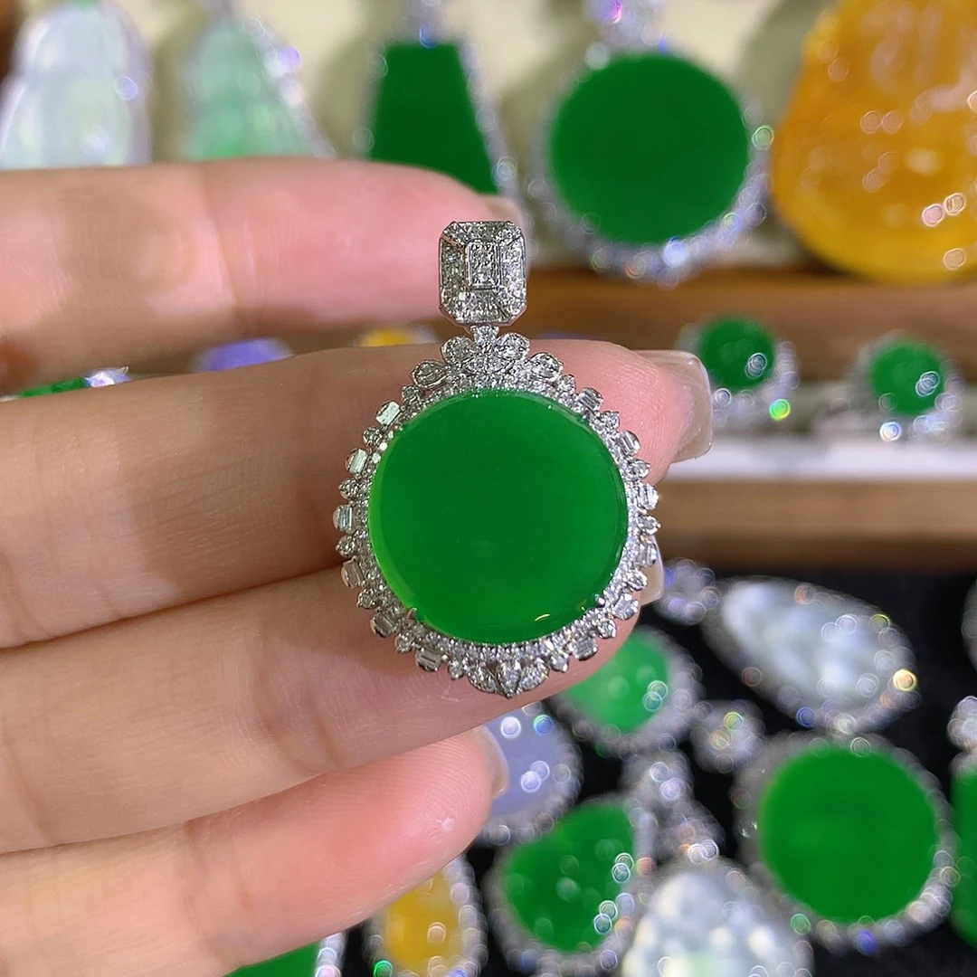 翡翠18K金镶嵌颈饰圆牌