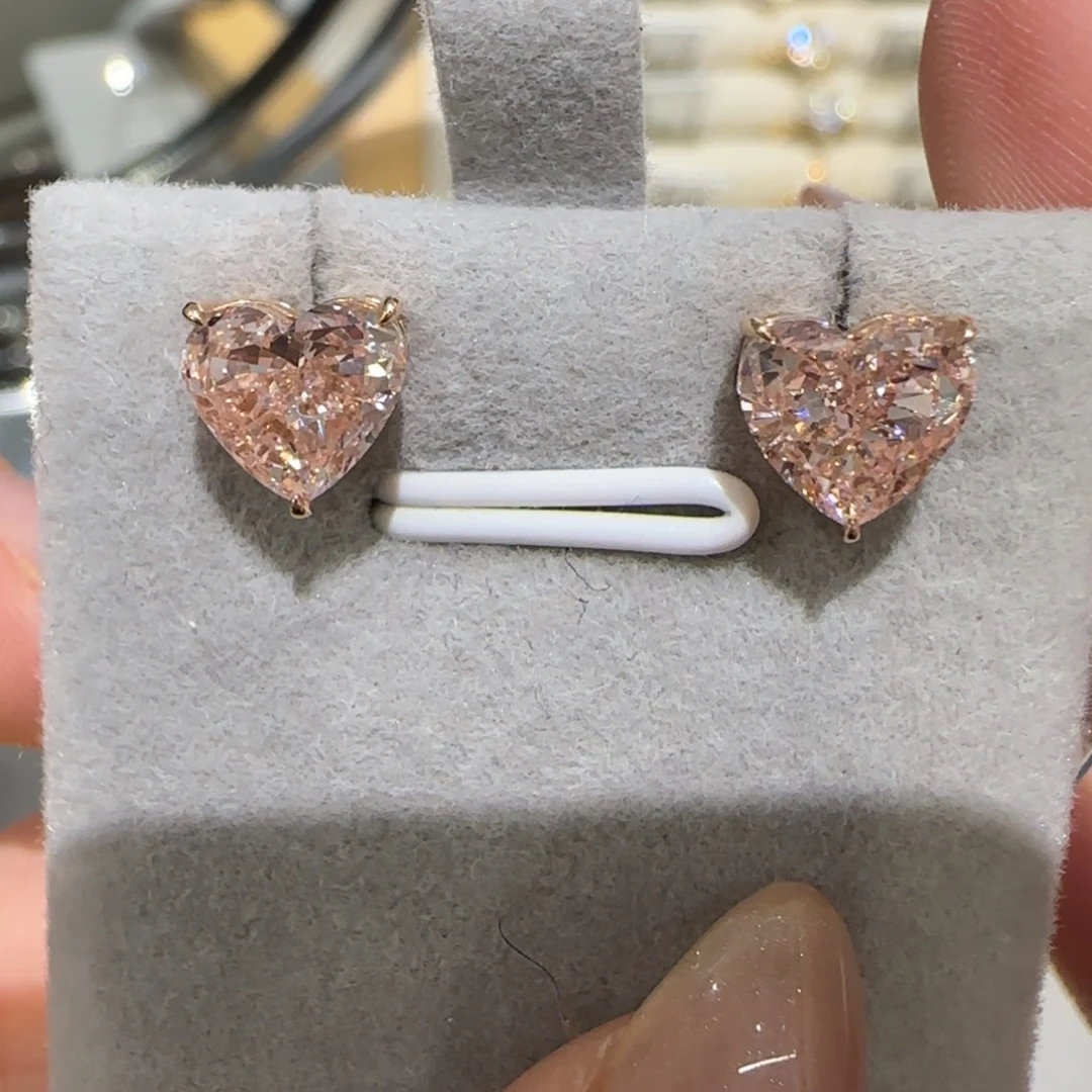 18K金镶嵌实验室培育钻石耳饰2.5卡爱心耳钉一对粉钻浓彩粉