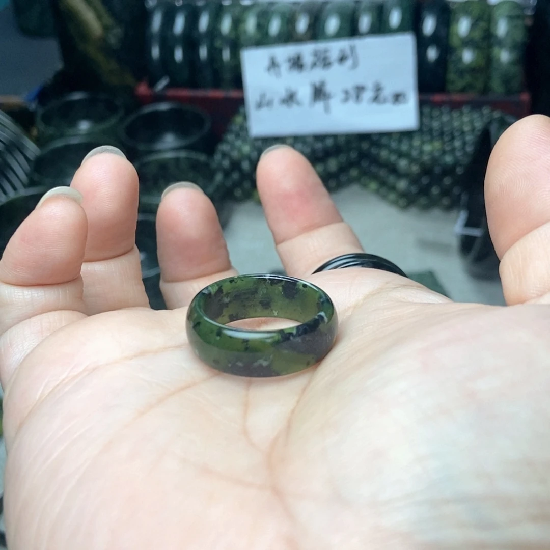 看***河未镶嵌蛇纹石玉戒指