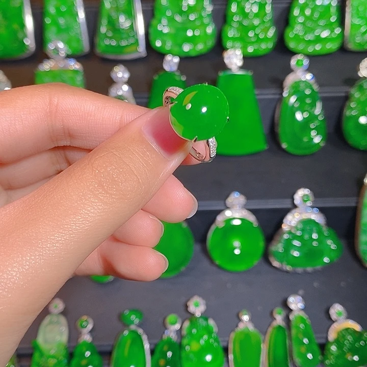 翡翠18K金镶嵌戒指