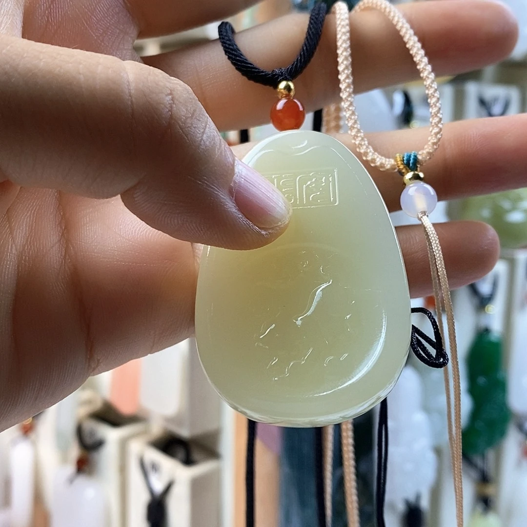 挽***柒颈饰未镶嵌石英质玉