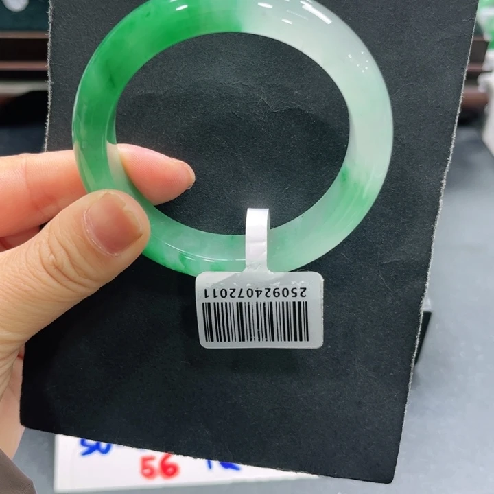 晴***~石英质玉（非洲翠）未镶嵌手镯