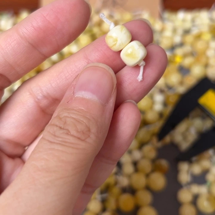 蜜蜡未镶嵌裸石8.6mm一个有坑