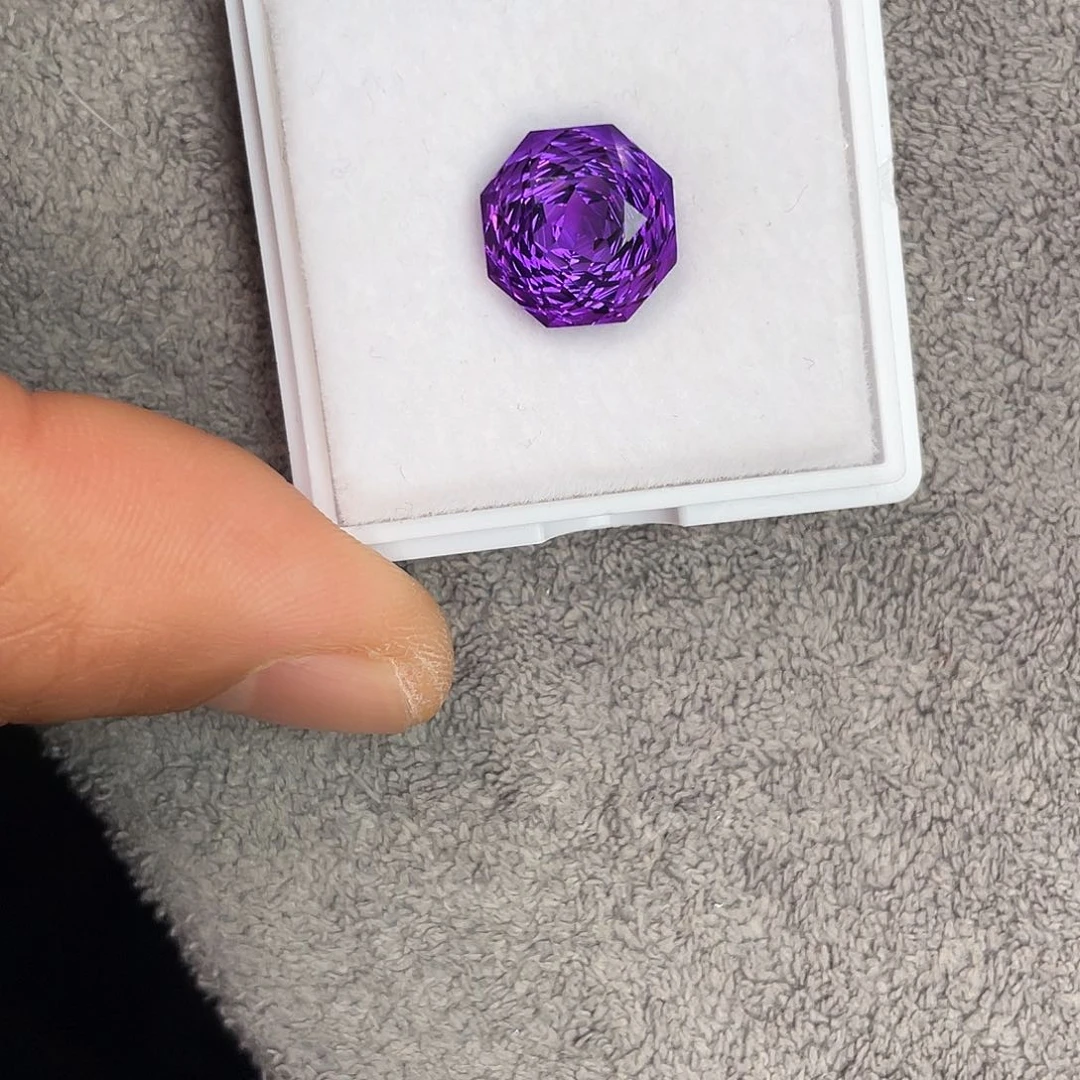 紫晶裸石未镶嵌7.68Ct。  