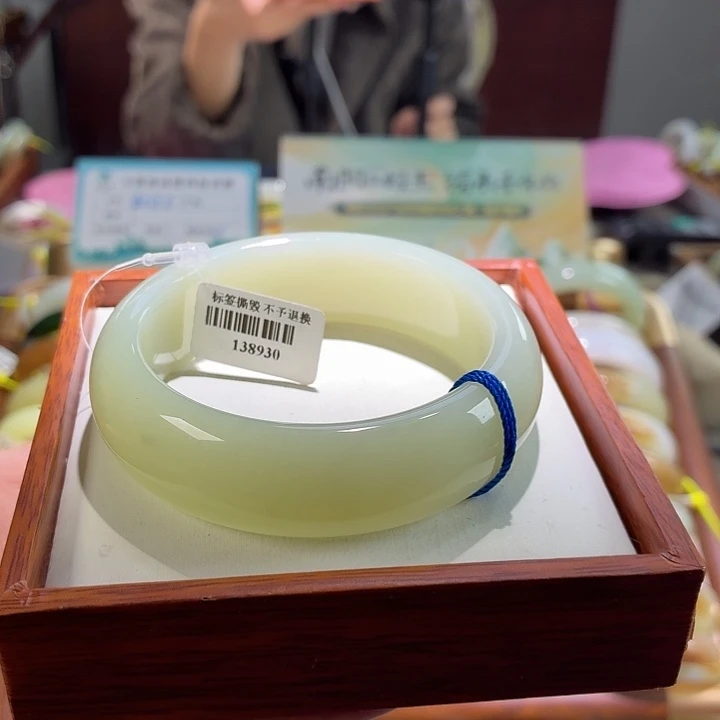 和田玉未镶嵌手镯7。  58