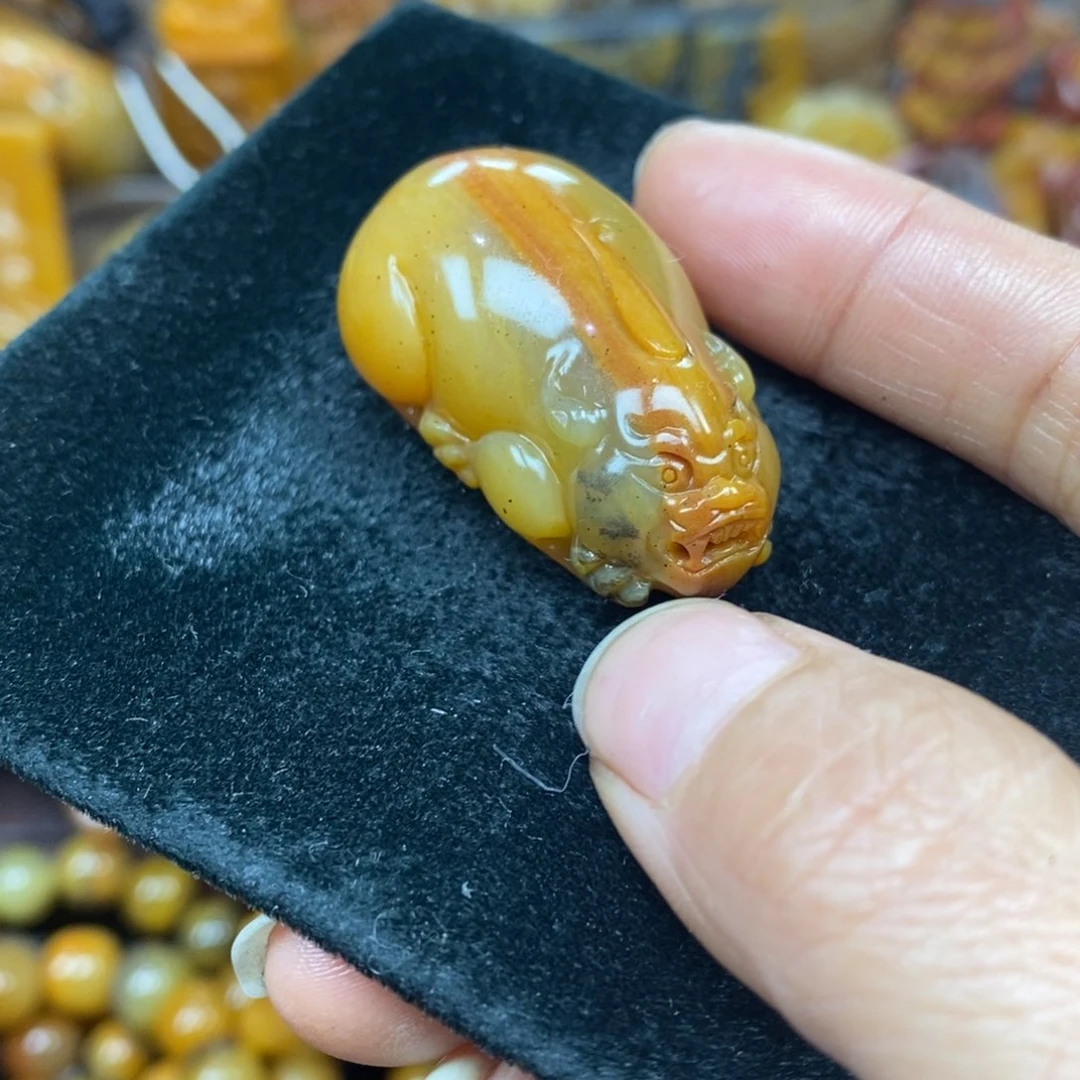 未镶嵌石英质玉（黄龙玉）颈饰