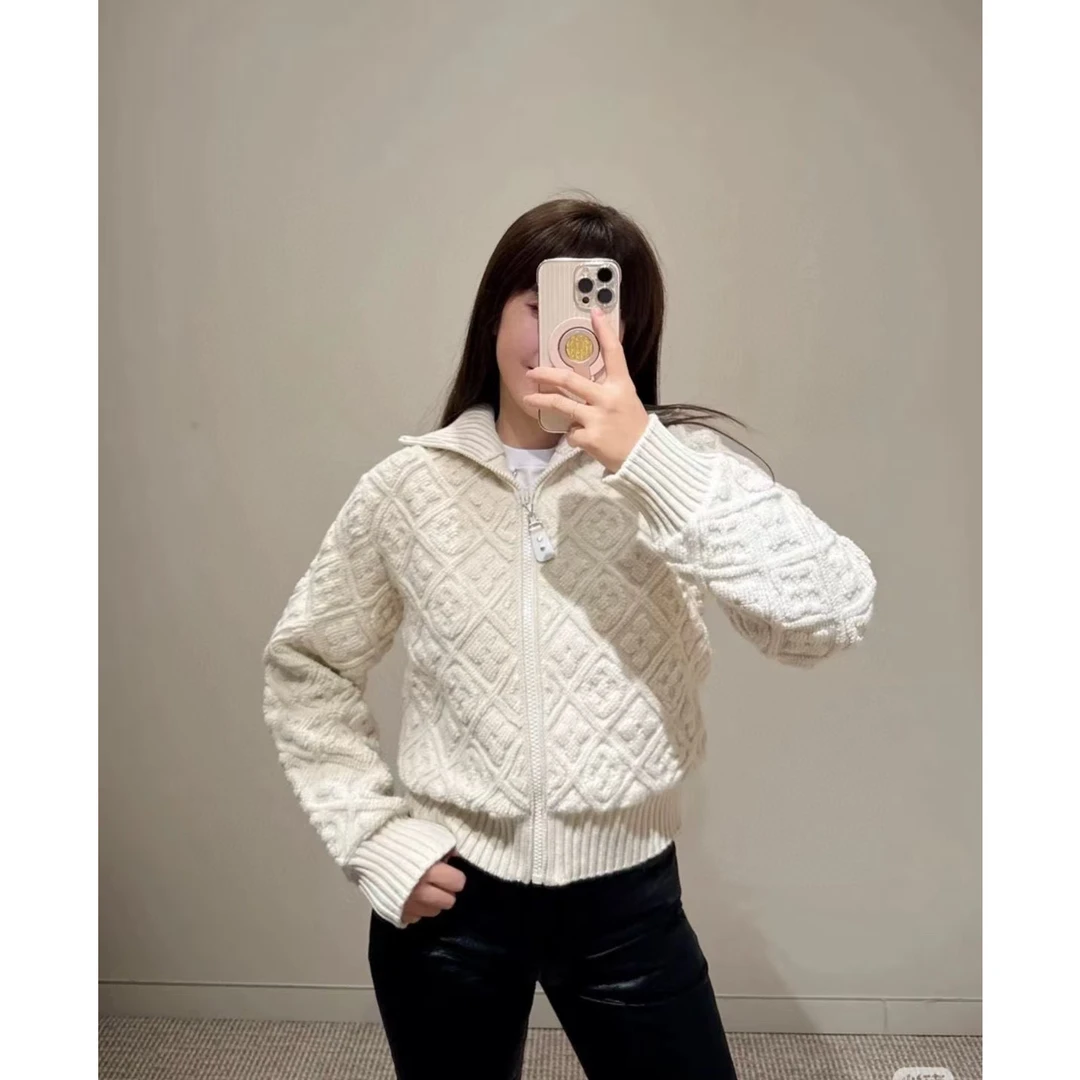 【李不了专属】白色立体满logo针织混纺百搭拉链翻领开衫休闲时尚