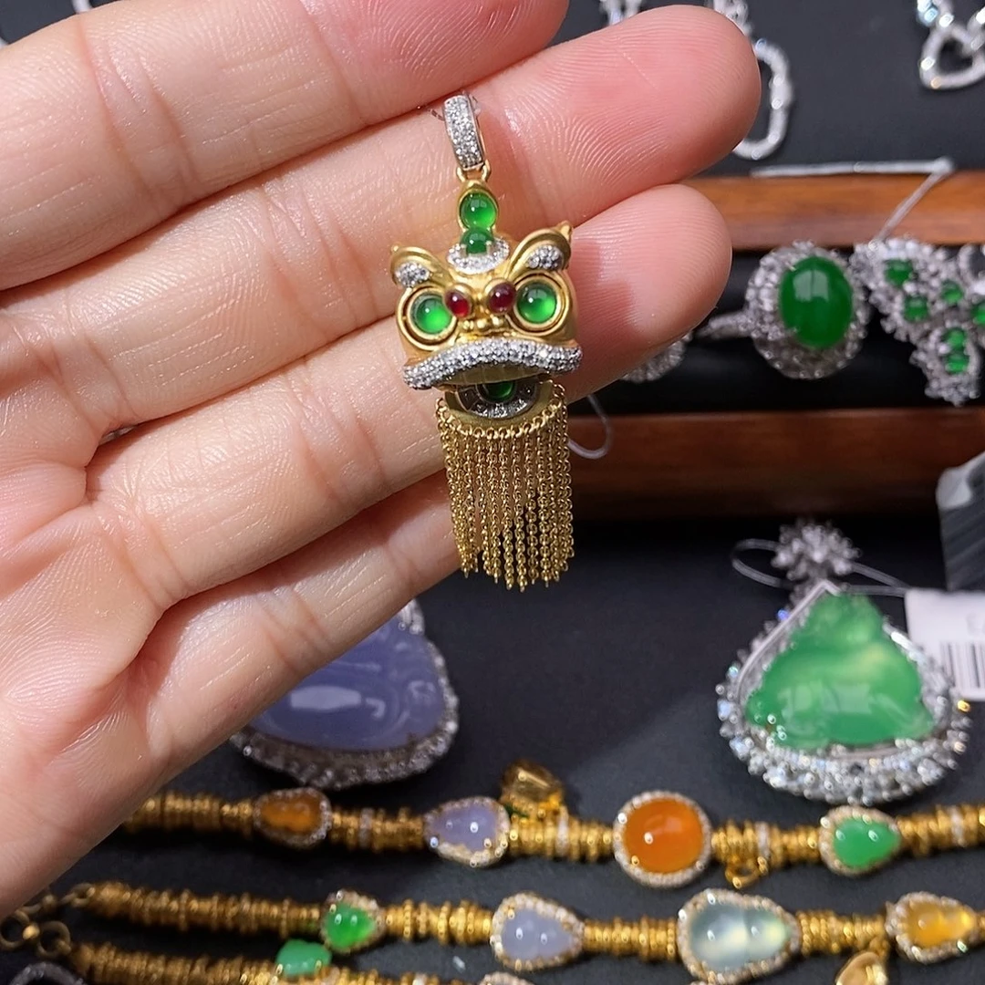 翡翠18K金镶嵌颈饰