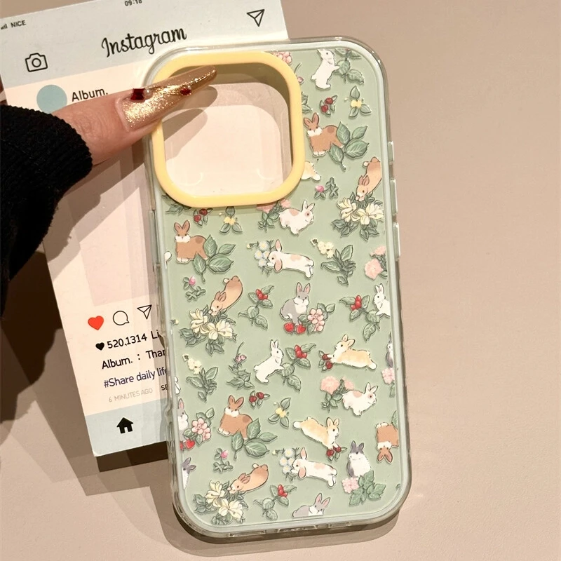 可爱绿地满屏碎花兔子适用苹果16promax手机壳创意iPhone15壳14女