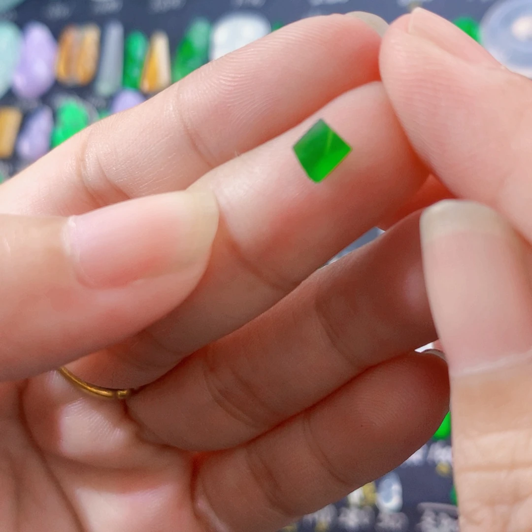 翡翠未镶嵌颈饰绿切割