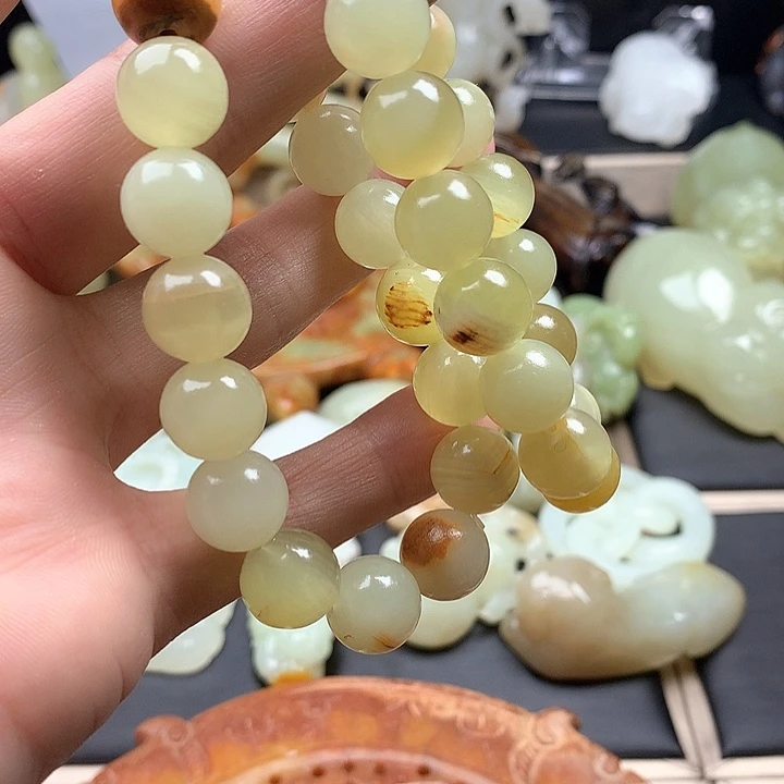 透闪石质玉颈饰未镶嵌屈*