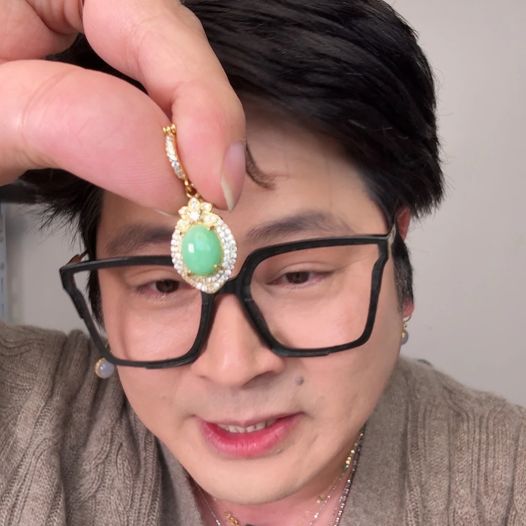 翡翠未镶嵌颈饰一件