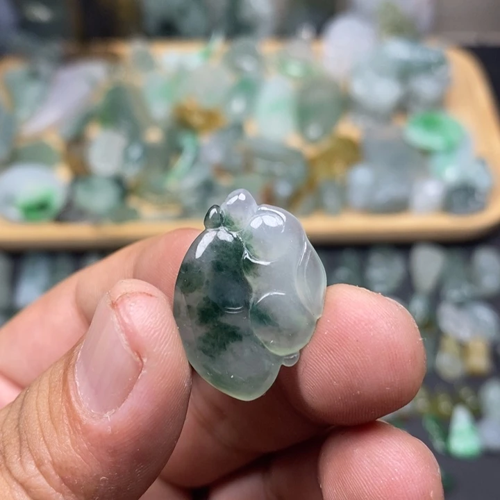 颈饰未镶嵌翡翠兔子