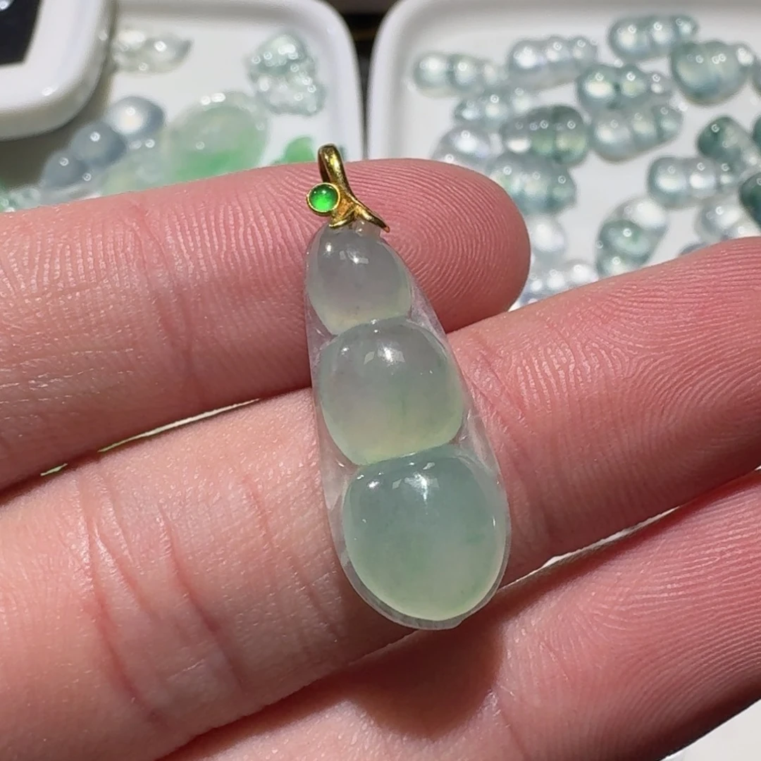 翡翠18K金镶嵌颈饰豆子