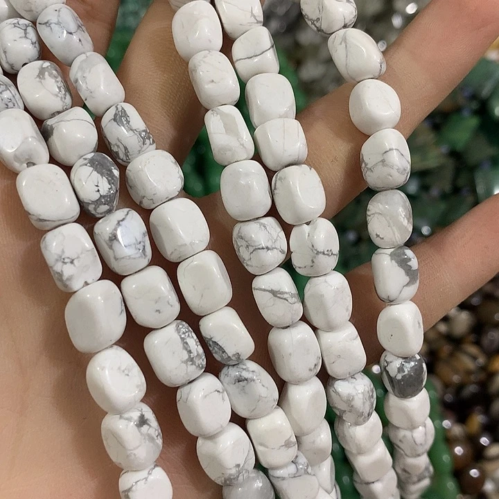 一条白松石随形方糖