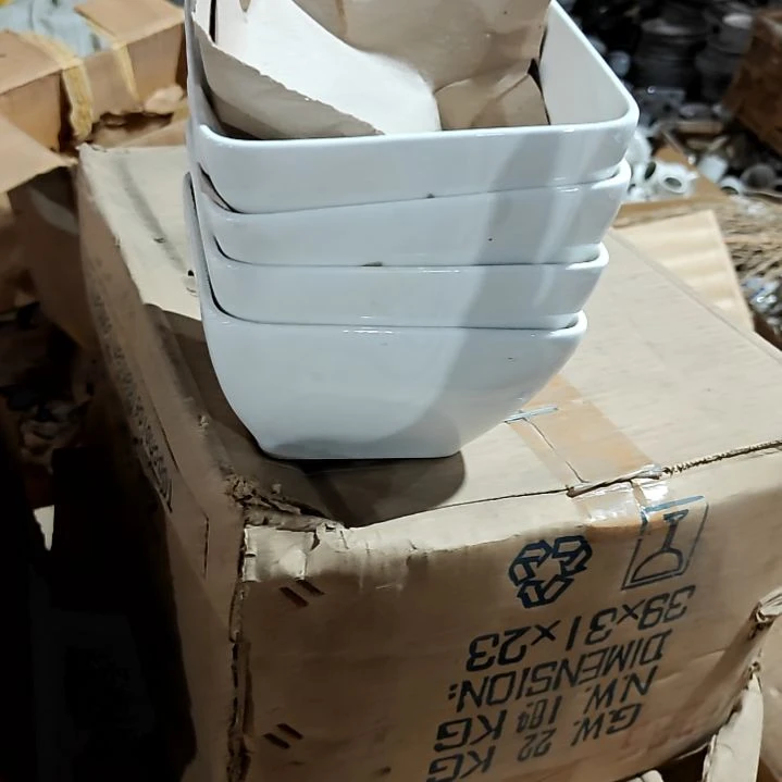 盘子碗茶壶啥都有