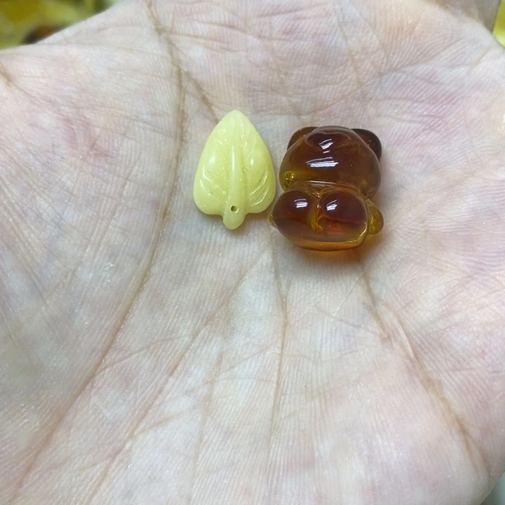 蜜蜡未镶嵌裸石吊坠