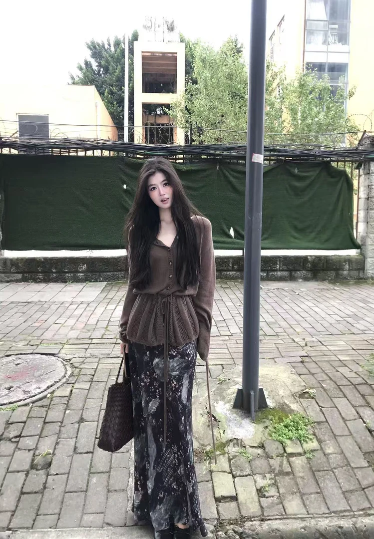 2025秋季新款慵懒V领下摆开叉绑带设计感修身针织上衣百搭半身裙