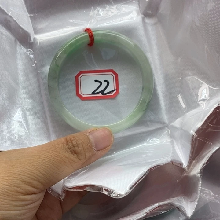 翡翠手镯未镶嵌青****8翡翠