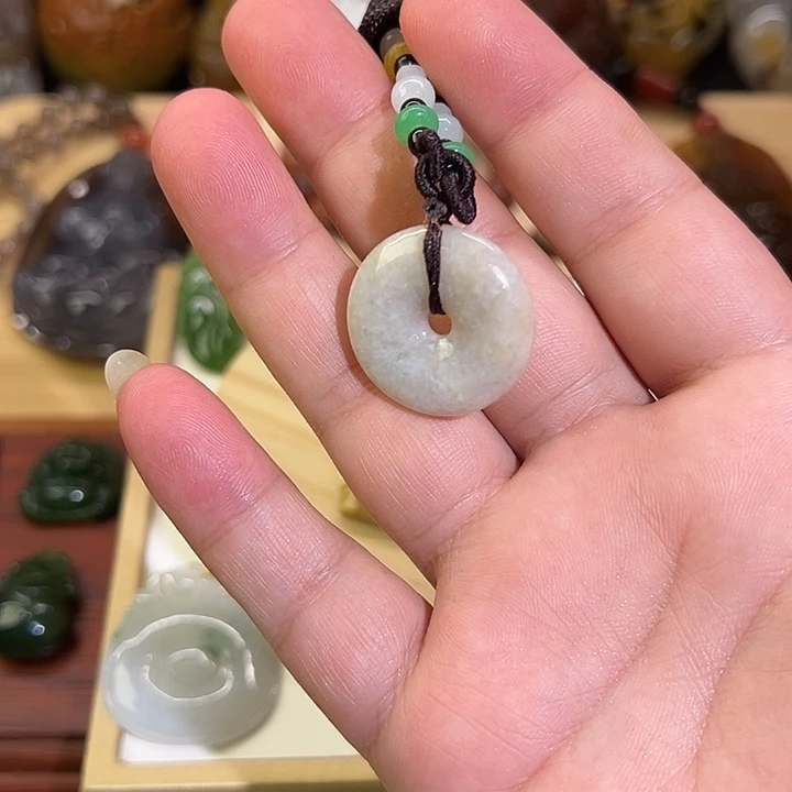 翡翠未镶嵌颈饰平安扣