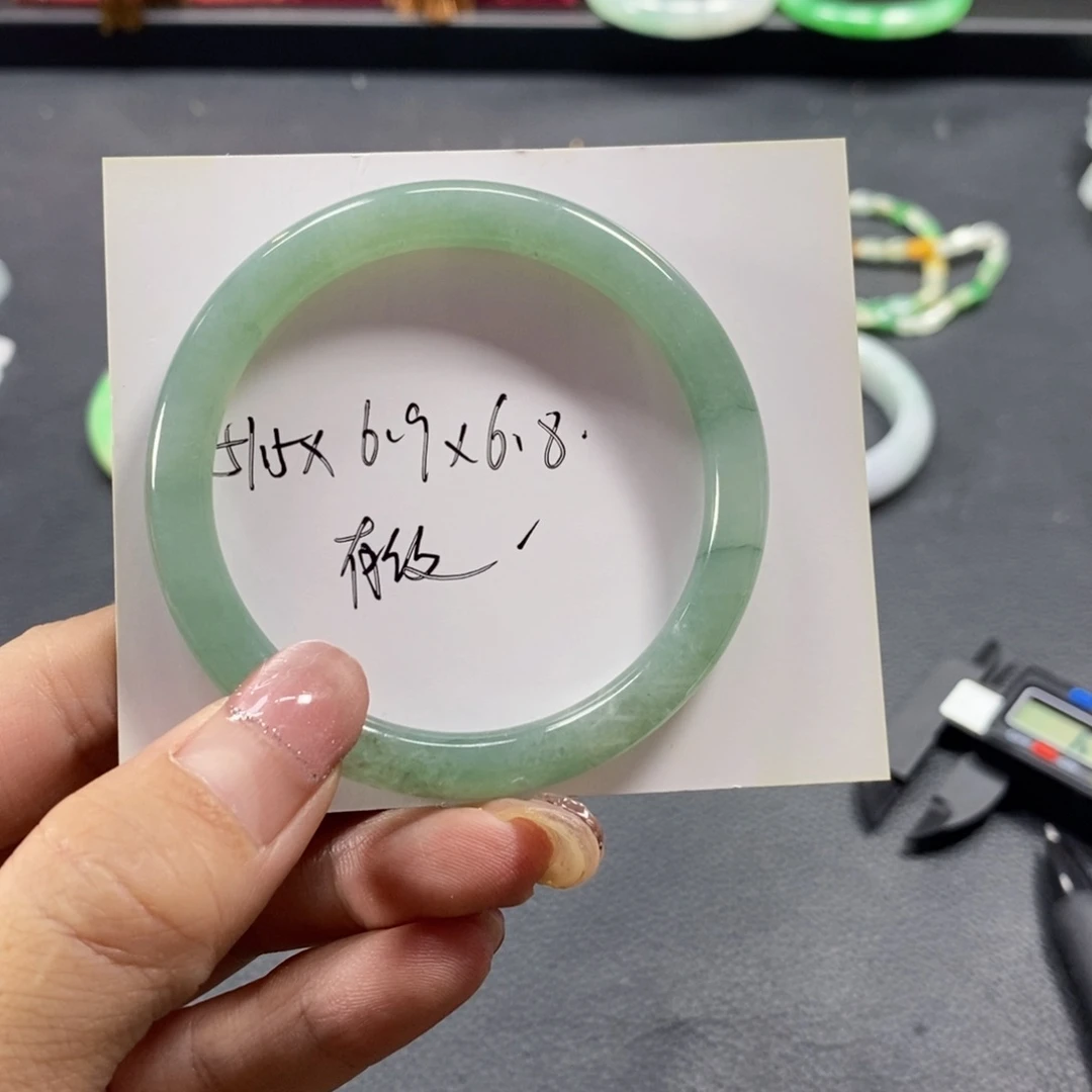 翡翠手镯未镶嵌天然翡翠