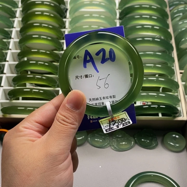 哈***狗未镶嵌蛇纹石玉手镯