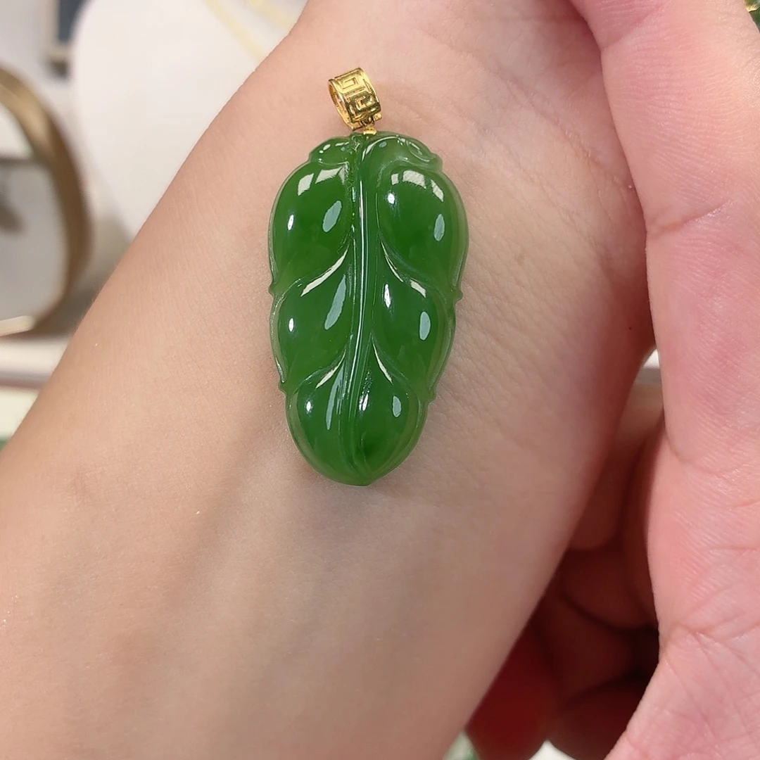 H****颈饰18K金镶嵌和田玉（碧玉）