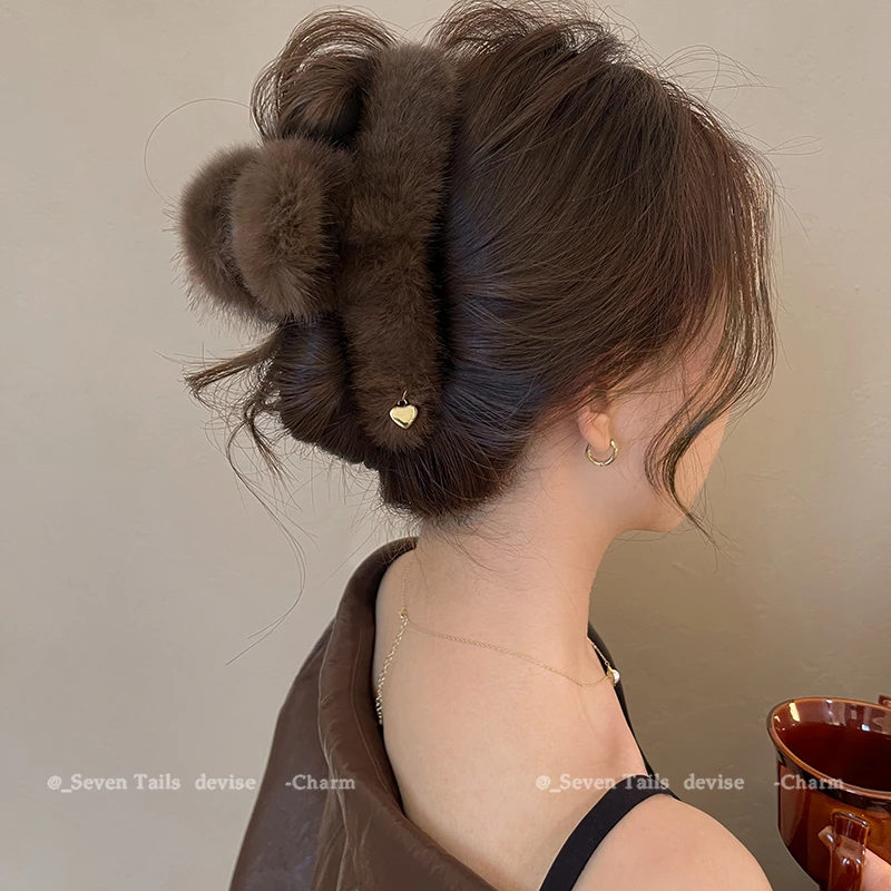 爱心毛绒抓夹女慵懒风高级感毛绒鲨鱼夹2025新款大号发夹气质头饰