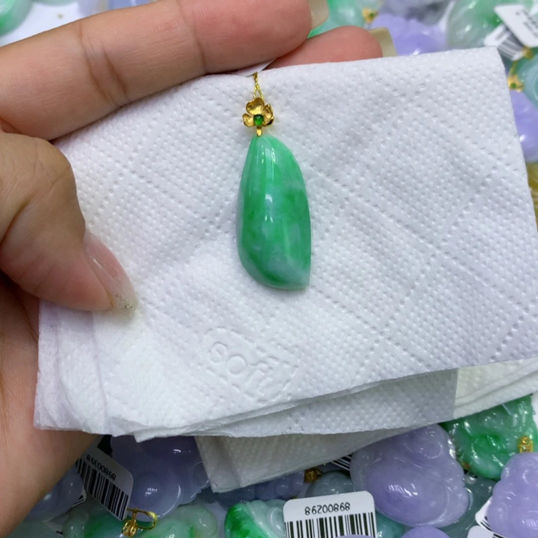 如***欢翡翠18K金镶嵌颈饰