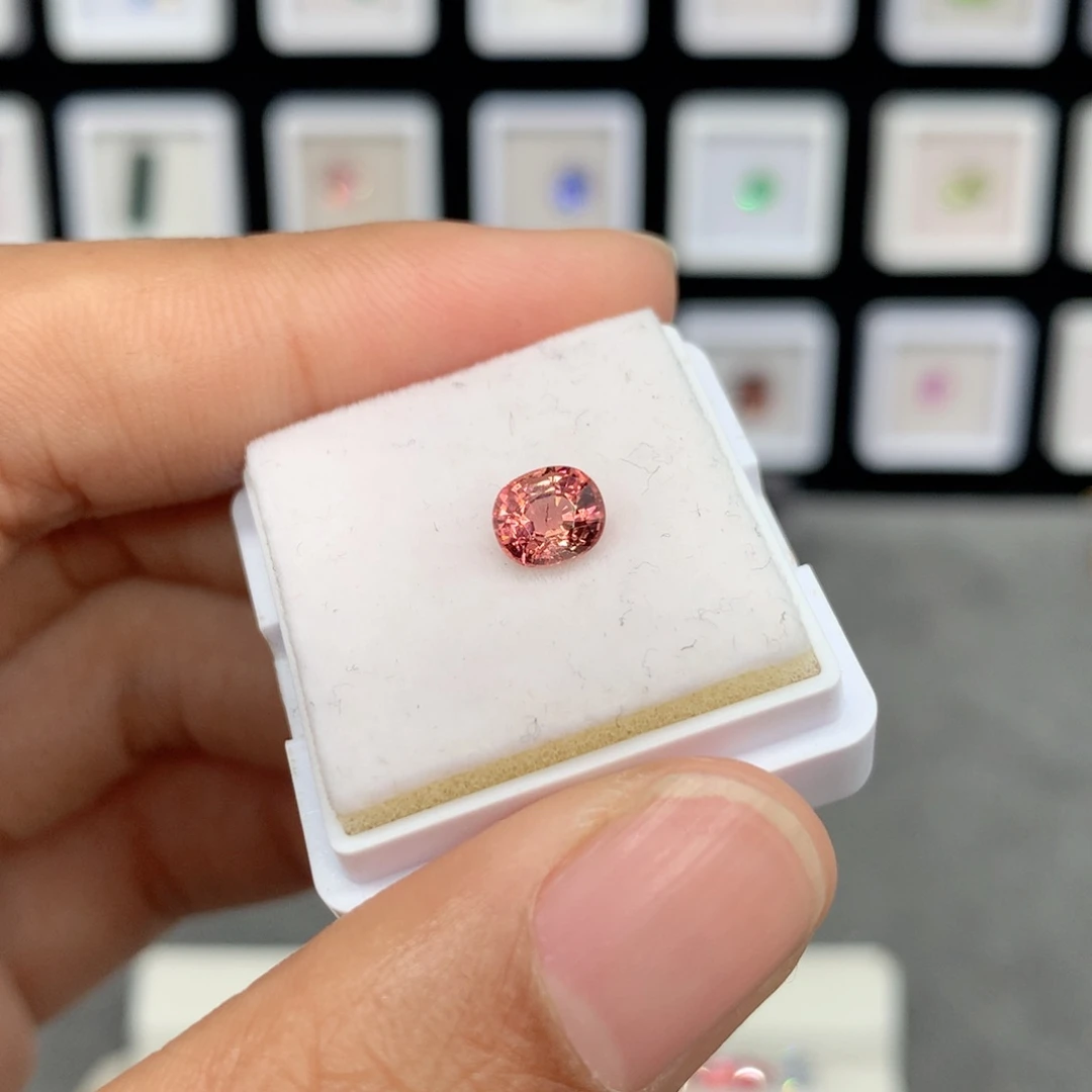 裸石未镶嵌碧玺0.68克拉粉橙色