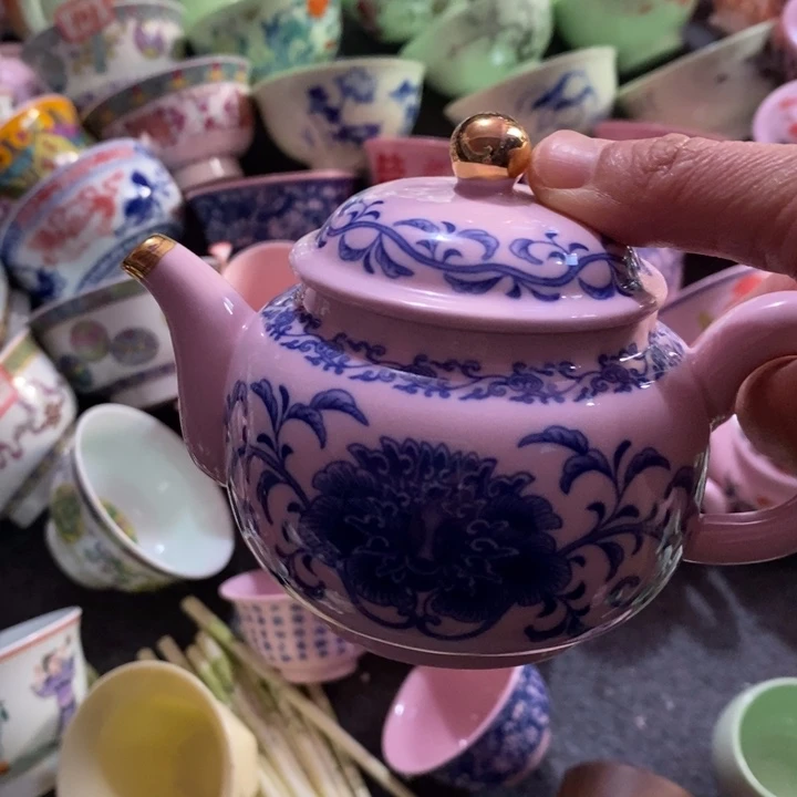 摆件瓷红稀土描金缠枝莲壶