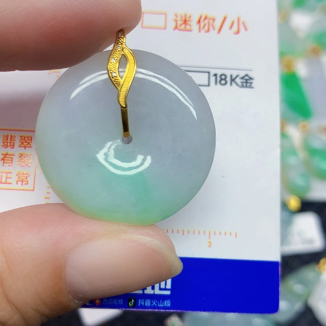 翡翠18K金镶嵌颈饰平安扣