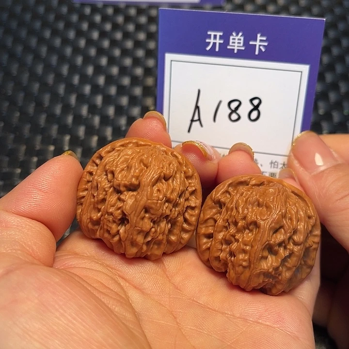 桃核把件38狮子A188