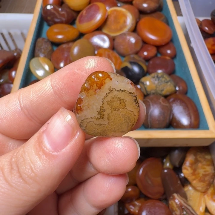 可***可瓷片马达加斯加奇石手把件