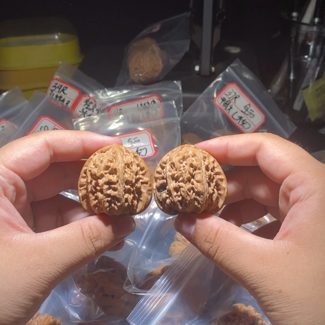 困***着吊坠文玩核桃42微修三角白